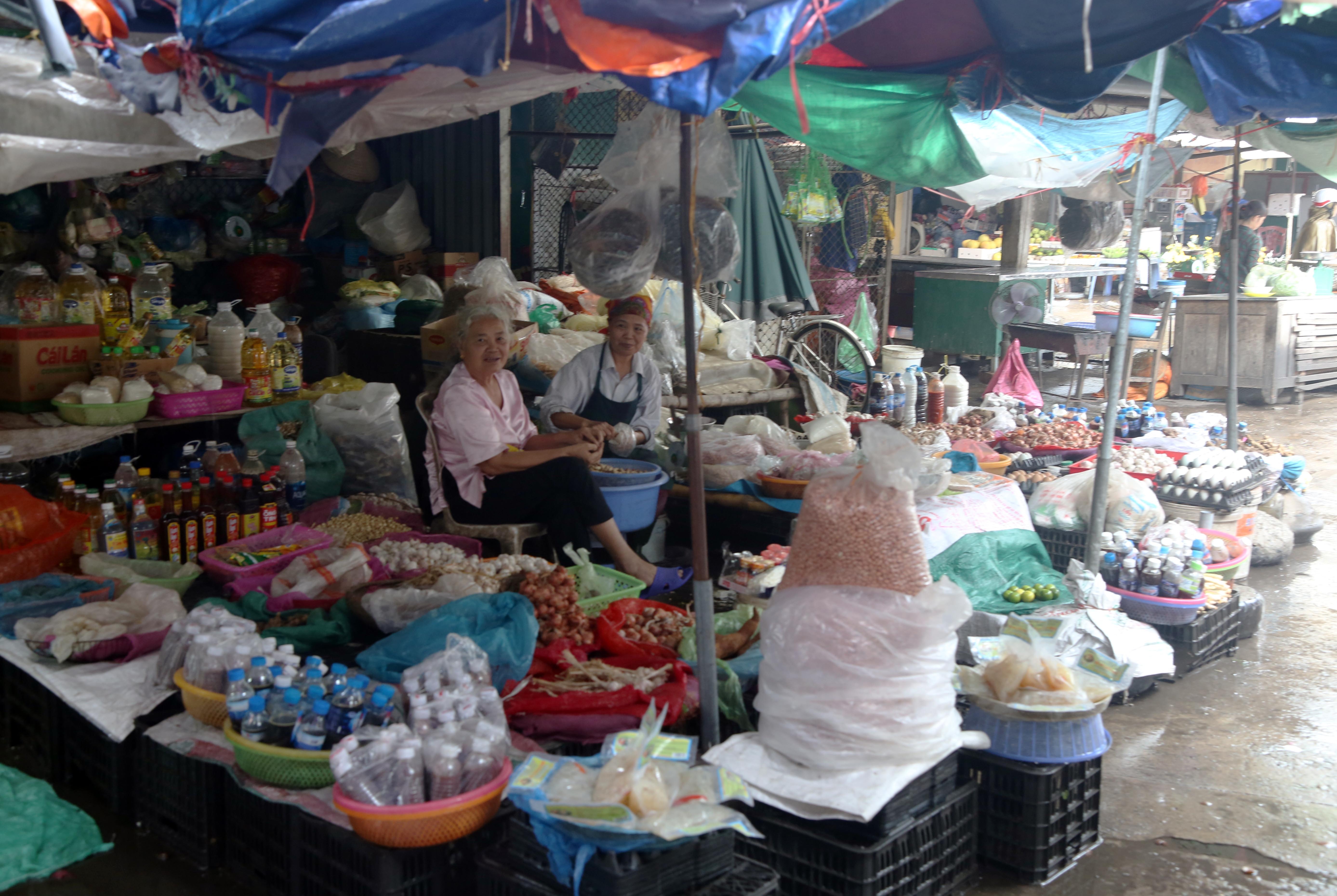 Nhiều hộ kinh doanh ở chợ Cọi phản ánh, để có được một ki ốtt bán hàng trong chợ, họ phải đấu giá hàng chục triệu đồng. Ngoài ra, hàng tháng còn phải nộp các loại phí chợ. Còn những hộ kinh doanh ngoài cổng chỉ phải nộp lệ phí, thế nhưng bán hàng ngoài đường, ngoài cổng chợ luôn đông khách hơn. 