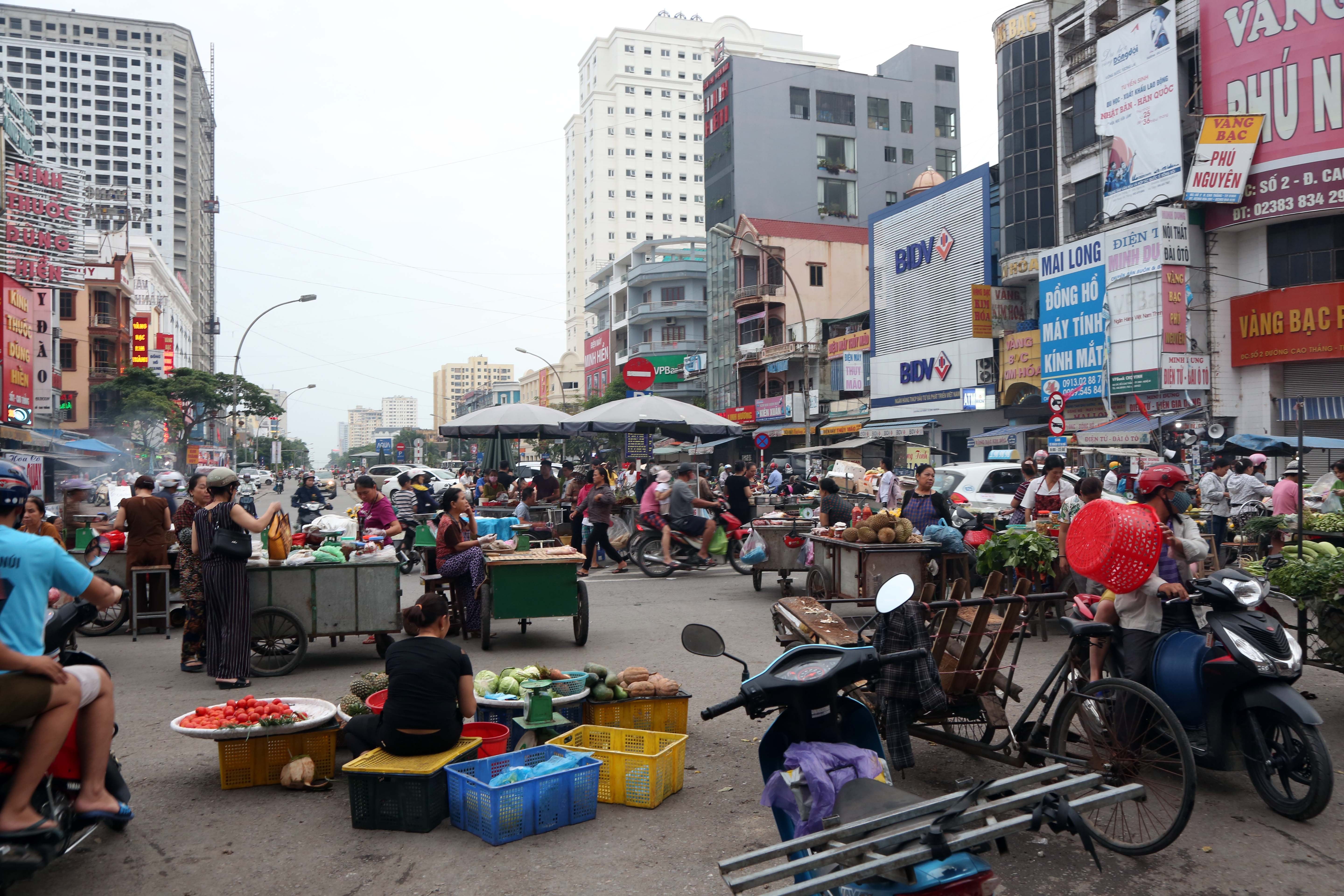 Đoạn đường Hồng Sơn trước chợ Vinh có chiều dài khoảng 600m từ ngã tư giao nhau với đường Lê Huân đến ngã tư giao nhau với đường Hồ Xuân Hương thường xuyên bị lấn chiếm hoàn toàn để họp chợ. Ảnh: Hoàng Hảo