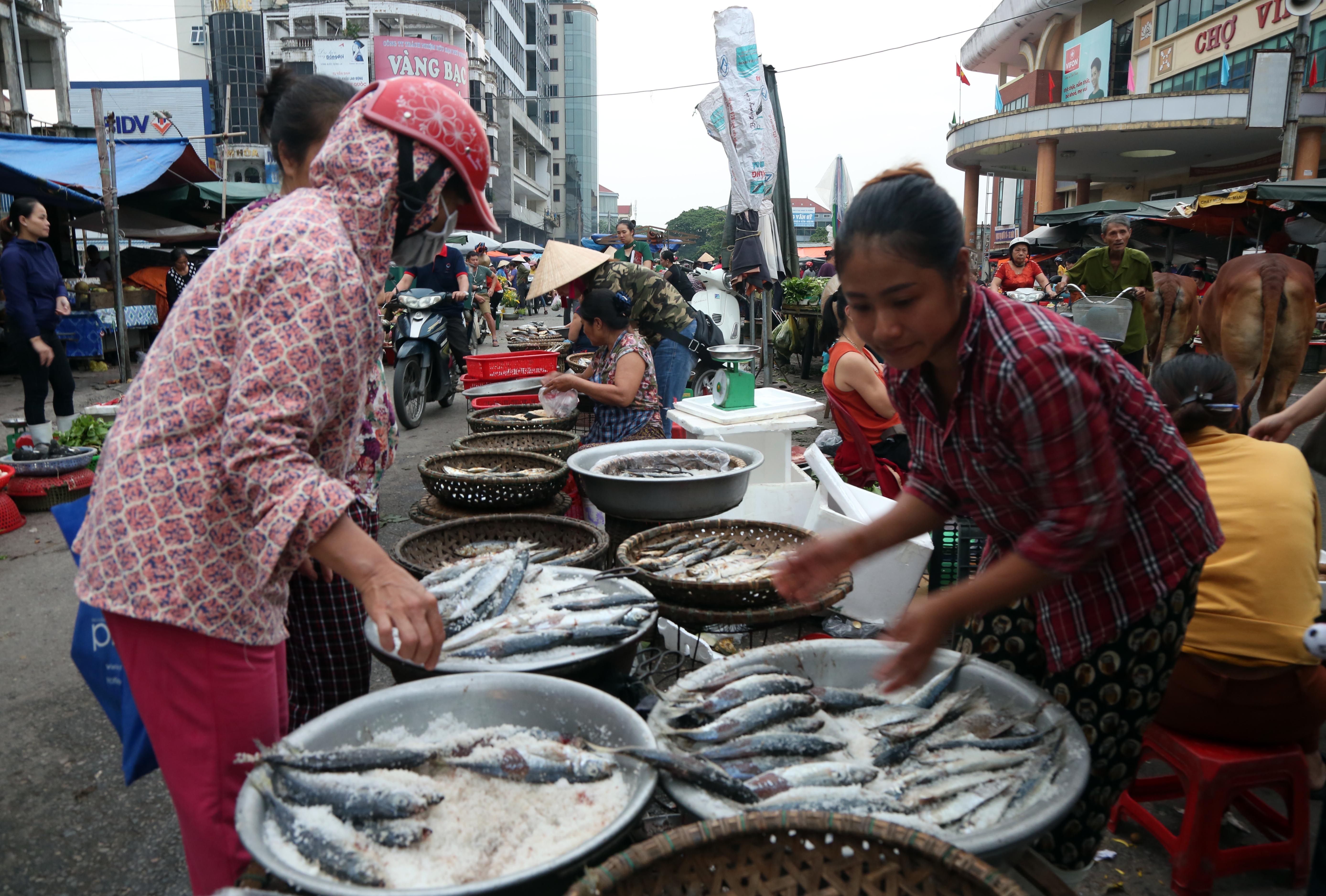Không chỉ hai bên lề đường, mà hàng hóa được bày bán ngay chính giữa lòng đường Hồng Sơn khiến ô tô không thể qua lại. Ảnh: Hoàng Hảo