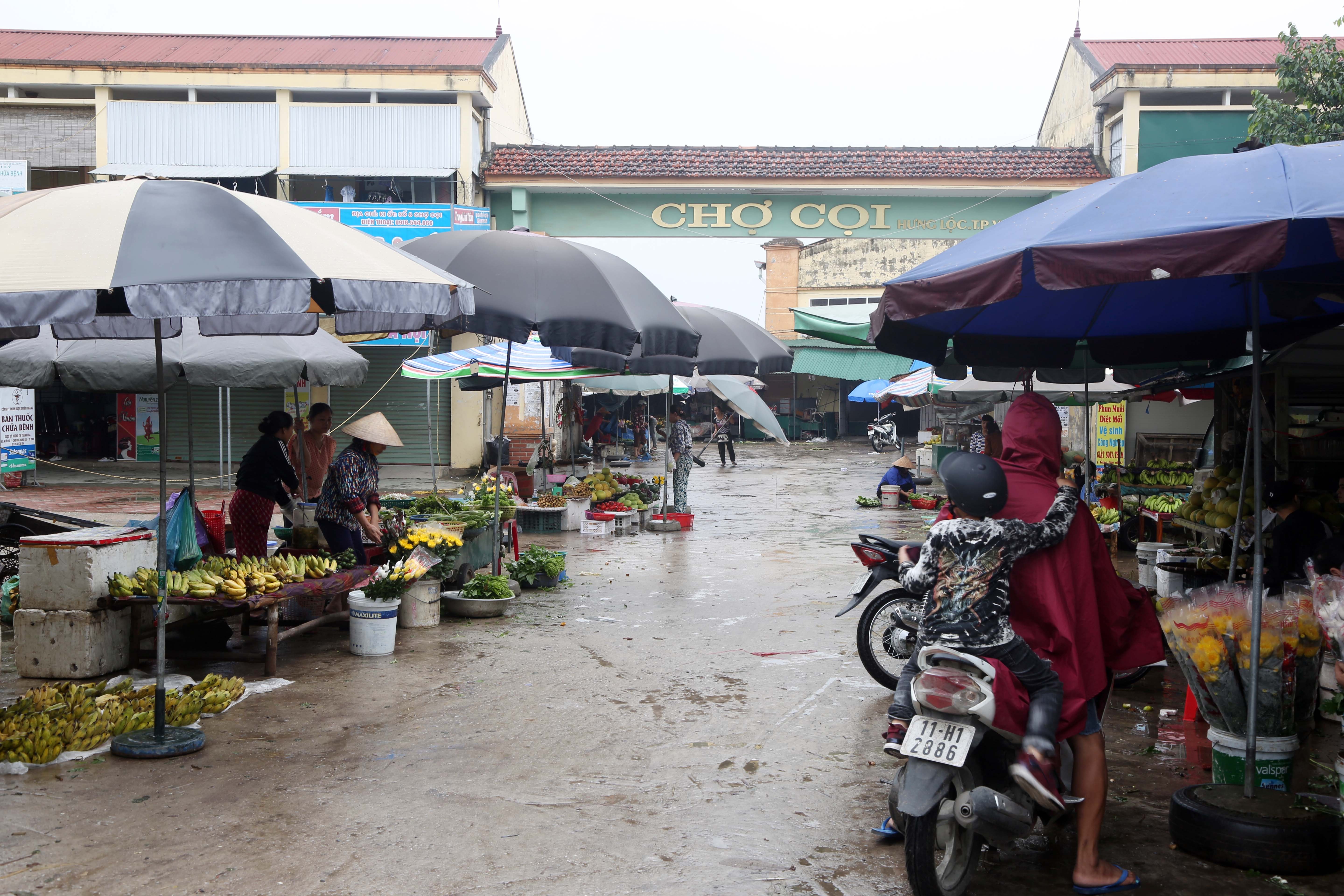  Ở chợ Cọi (xã Hưng Lộc), một trong những chợ mới được triển khai thực hiện theo đề án sắp xếp đổi mới mô hình quản lý chợ trên địa bàn thành phố Vinh, nhưng hiện tượng họp chợ ngoài đường nhiều hơn trong đình vẫn không thay đổi. Ảnh: Hoàng Hảo