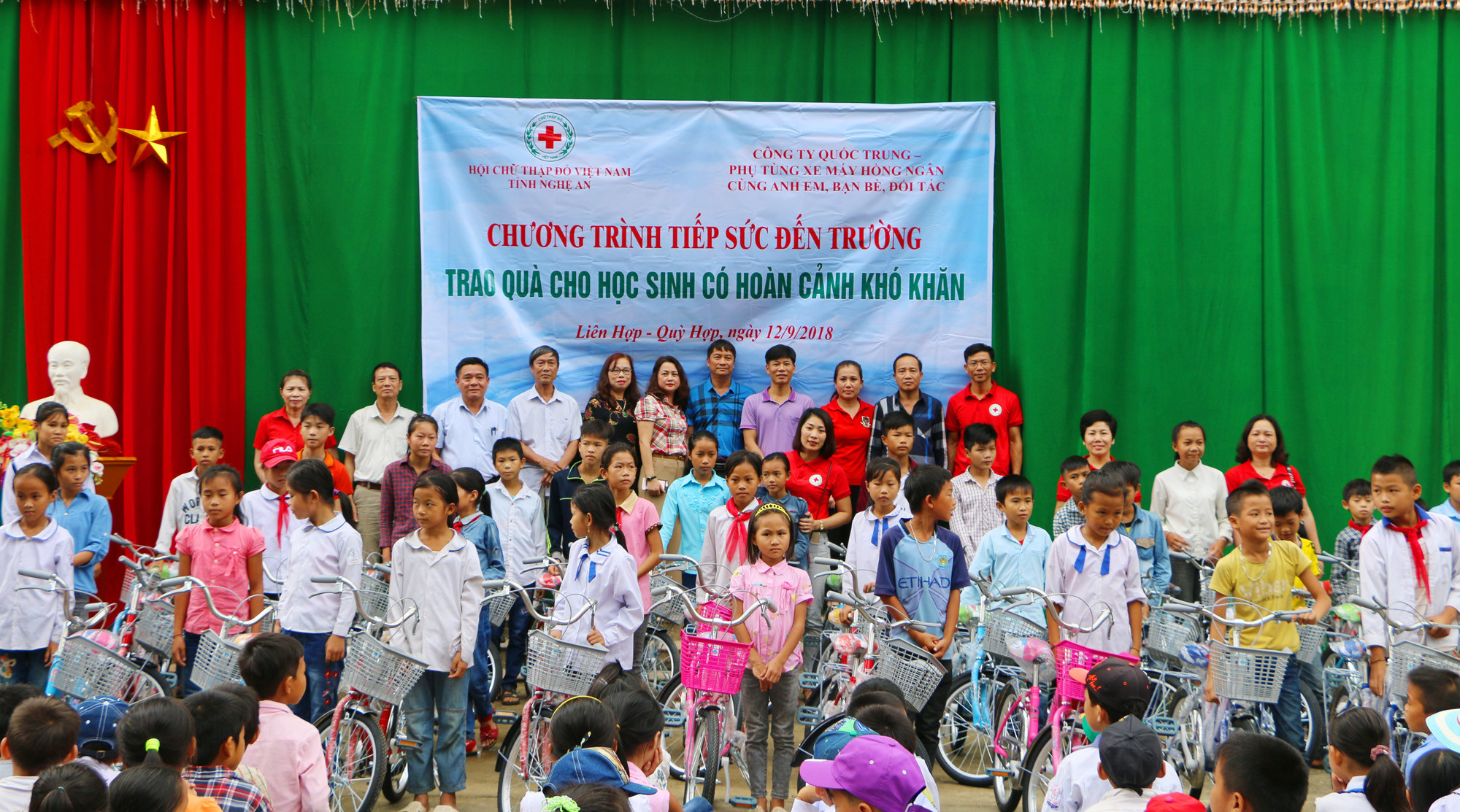Trao xe đạp cho các học sinh tiểu học Liên Hợp và THCS xã Châu Lộc và Liên Hợp. Ảnh: Nguyễn Hải