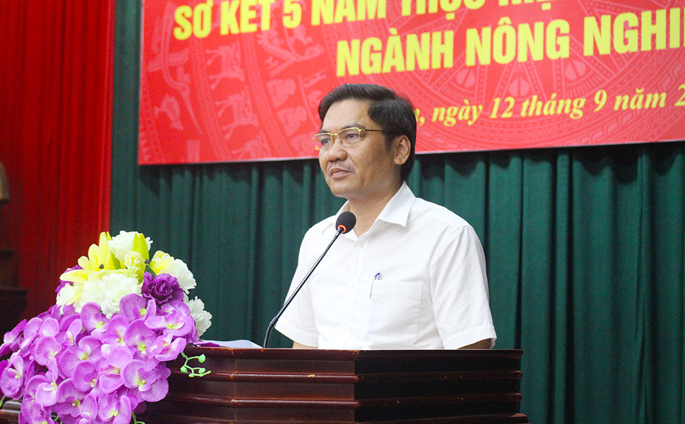 Đồng chí Hoàng Nghĩa Hiếu, Giám đốc Sở NN&PTNT trình bày một số kết quả tái cơ cấu NN. Ảnh: Phú Hương