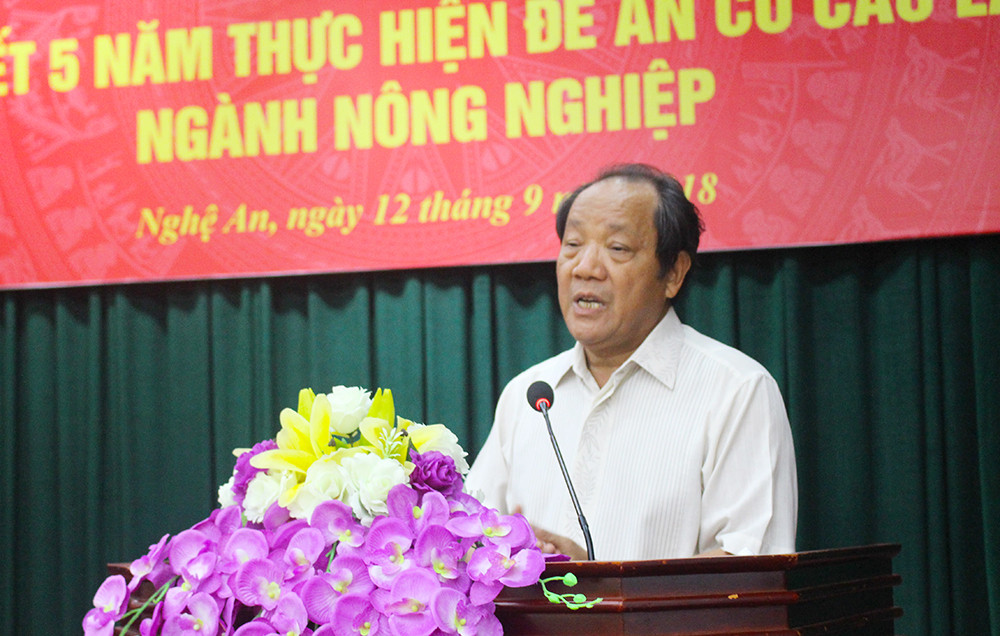 Ông Hồ Xuân Hùng, nguyên Thứ trưởng Bộ NN&PTNT, nguyên Chủ tịch UBND tỉnh bày tỏ quan điểm về Tái cơ cấu NN. Ảnh: Phú Hương