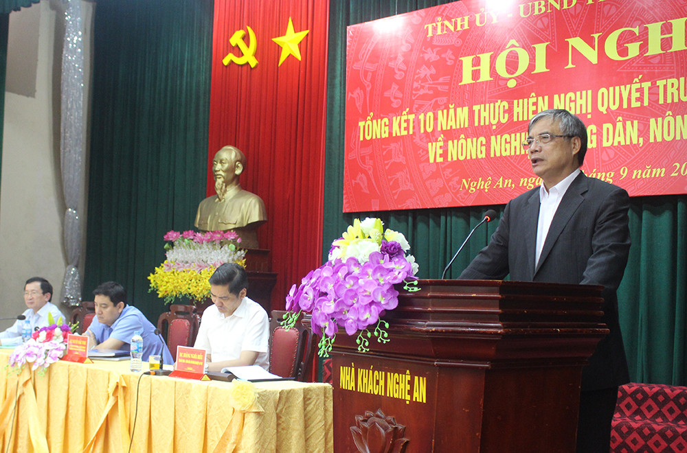 Tiến sỹ Trần Đình Thiên, nguyên Viện trưởng Viện Kinh tế Việt Nam đề nghi, Nghệ An cần có chiến lược xây dựng và quảng bá hệ thống nông sản chủ lực của tỉnh. Ảnh: Phú Hương 