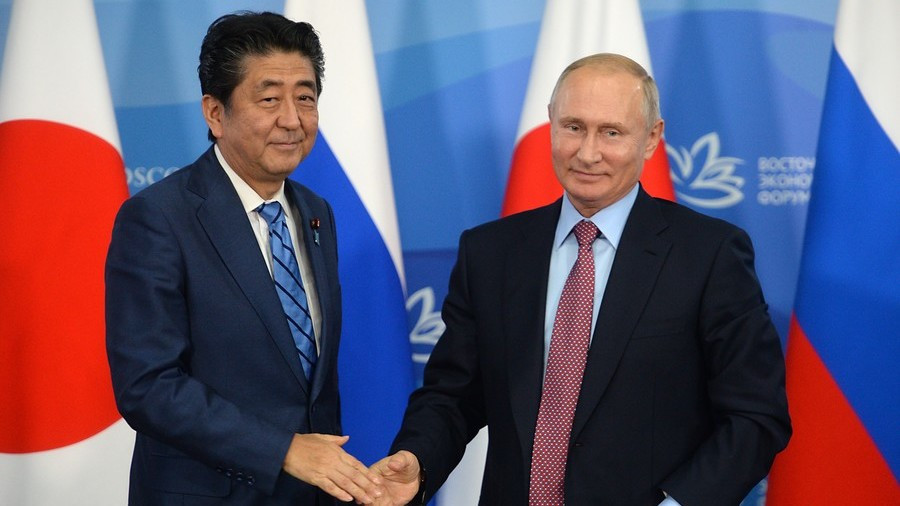 Thủ tướng Nhật Bản Shinzo Abe và Tổng thống Nga Vlaidmir Putin ngày 10/9. Ảnh: Sputnik