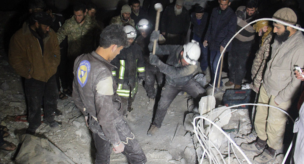 Mũ bảo hiểm trắng đào đống đổ nát sau vụ không kích vào một thánh đường hồi giáo ở Aleppo (Syria). Ảnh: AP