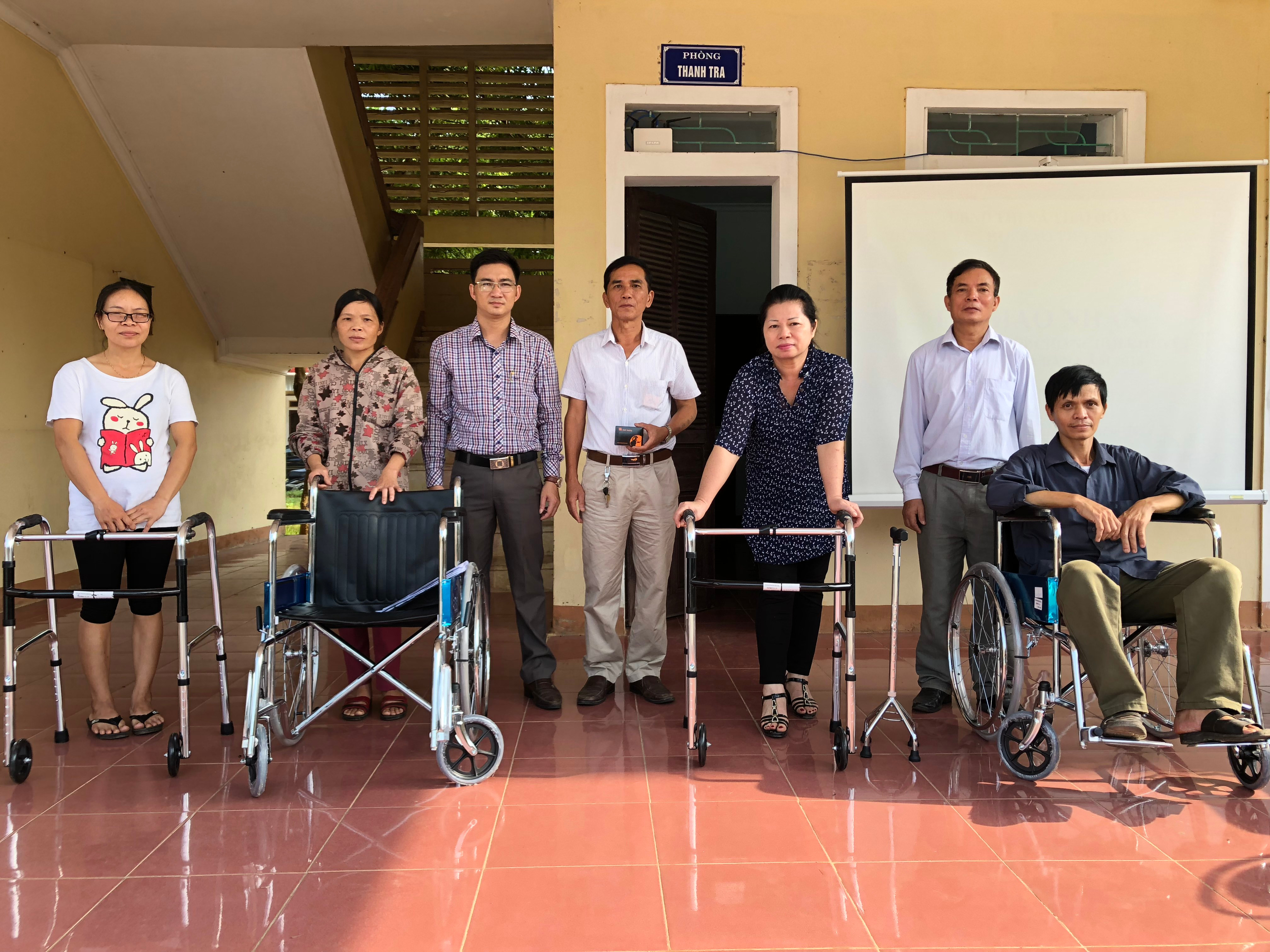 Trao xe lăn cho người khuyết tật ở TX Thái Hòa..j