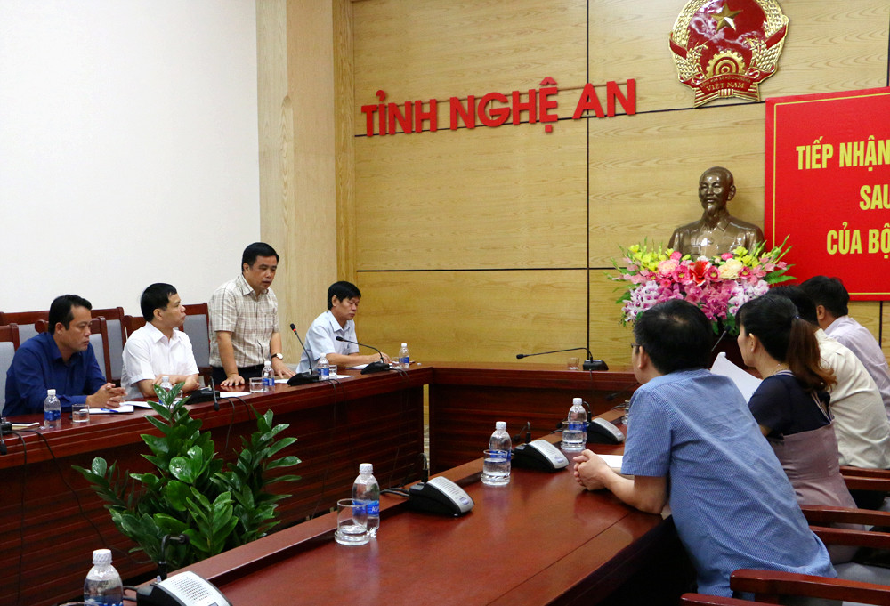 Đồng chí Huỳnh Thanh Điền - Phó Chủ tịch UBND tỉnh báo cáo một số thiệt hại của tỉnh Nghệ An trong cơn bão số 4 vừa qua. Ảnh: Lâm Tùng