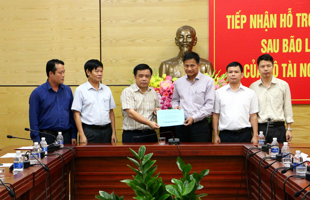 Bộ Tài nguyên và Môi trường trao số tiền hỗ trợ khắc phục môi trường tại Nghệ An do cơn bão số 4 gây ra. Ảnh: Lâm Tùng