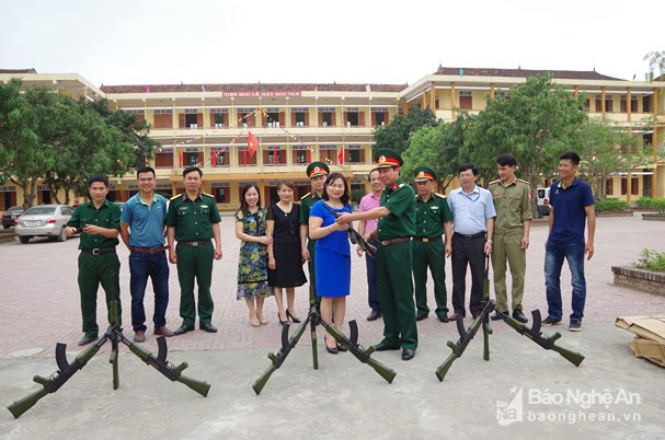 Đại diện lãnh đạo Bộ CHQS tỉnh bàn giao súng AK cấp 5 đã được hoán cải, vô hiệu hóa cùng các thiết bị cho trường học trên địa bàn. Ảnh tư liệu