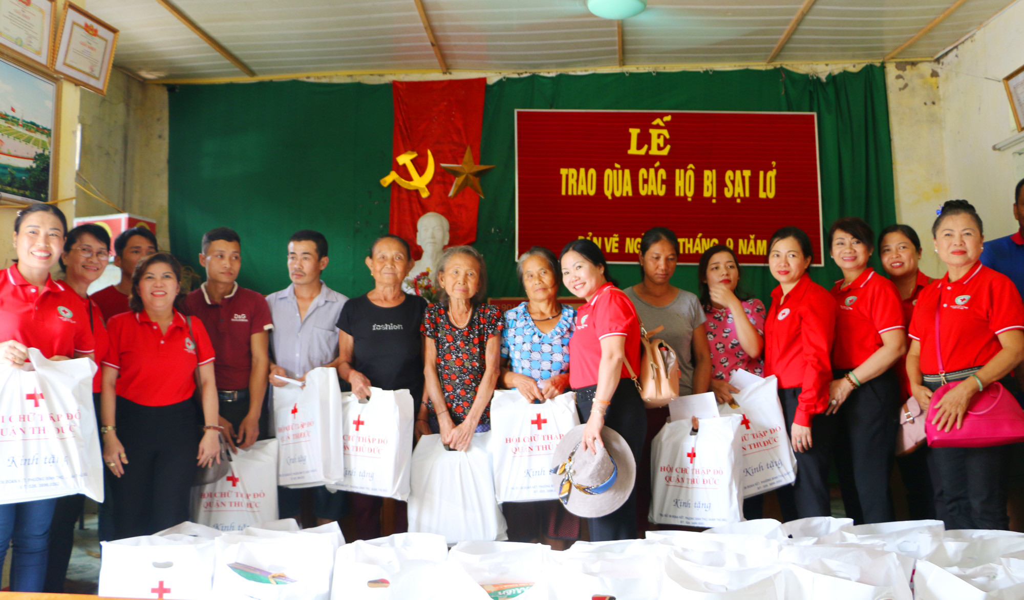 Đoàn về tận Bản Vẽ, xã Yên Na để trao 50 suất quà hỗ trợ các hộ bị thiệt hại nặng. Ảnh: Nguyễn Hải