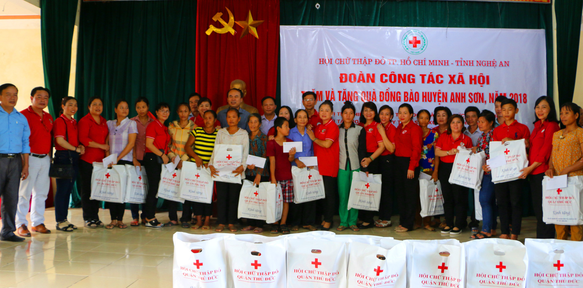 Tại xã Long Sơn, đoàn trao quà cho 50 hộ thuộc 10 xã bị ảnh hưởng bởi đợt mưa và xả lũ huyện Anh Sơn. Ảnh: Nguyễn Hải