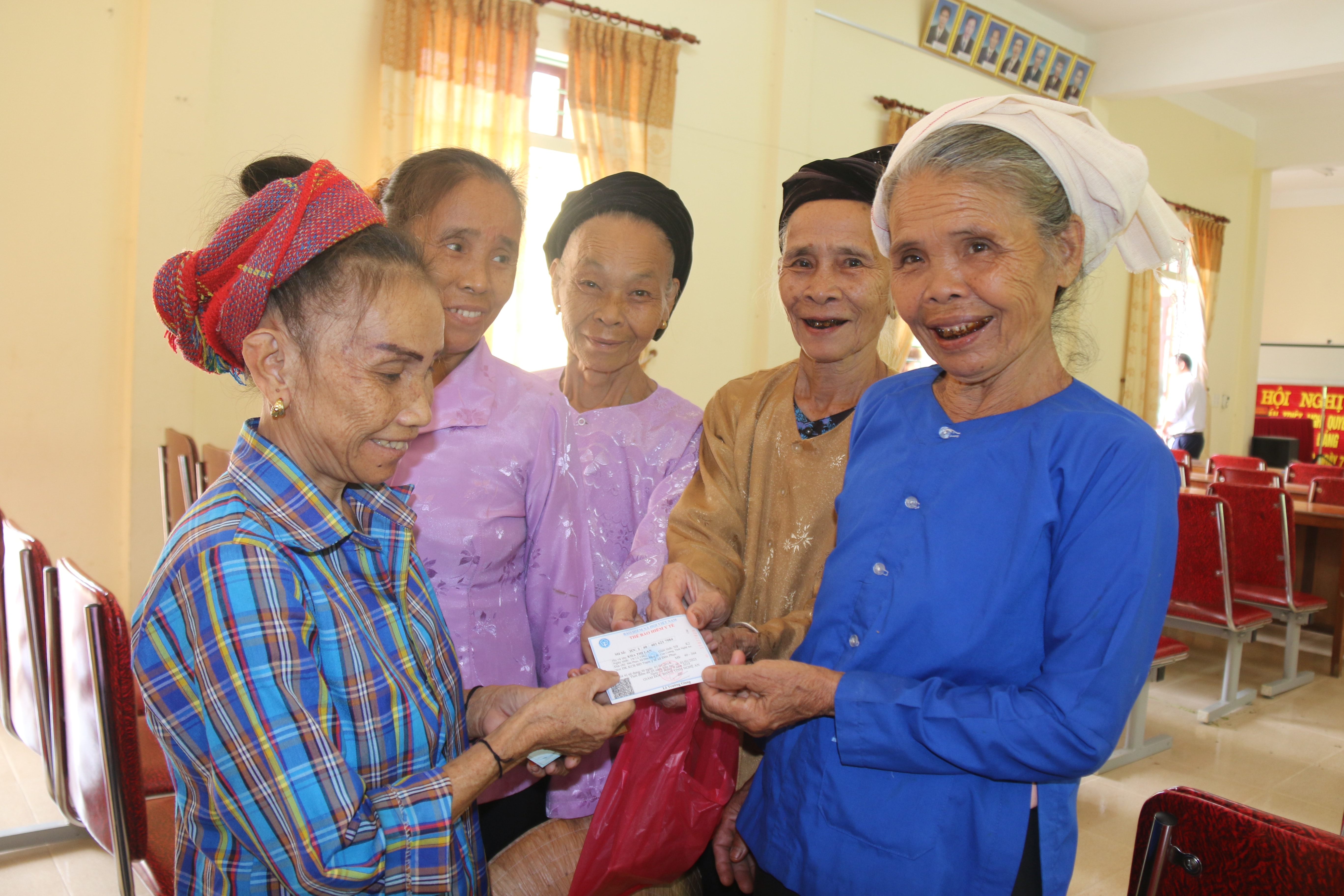 Niềm vui của người dân xã Đôn Phục, huyện Con Cuông khi được cấp lại thẻ BHYT sau lũ lụt. Ảnh: PV