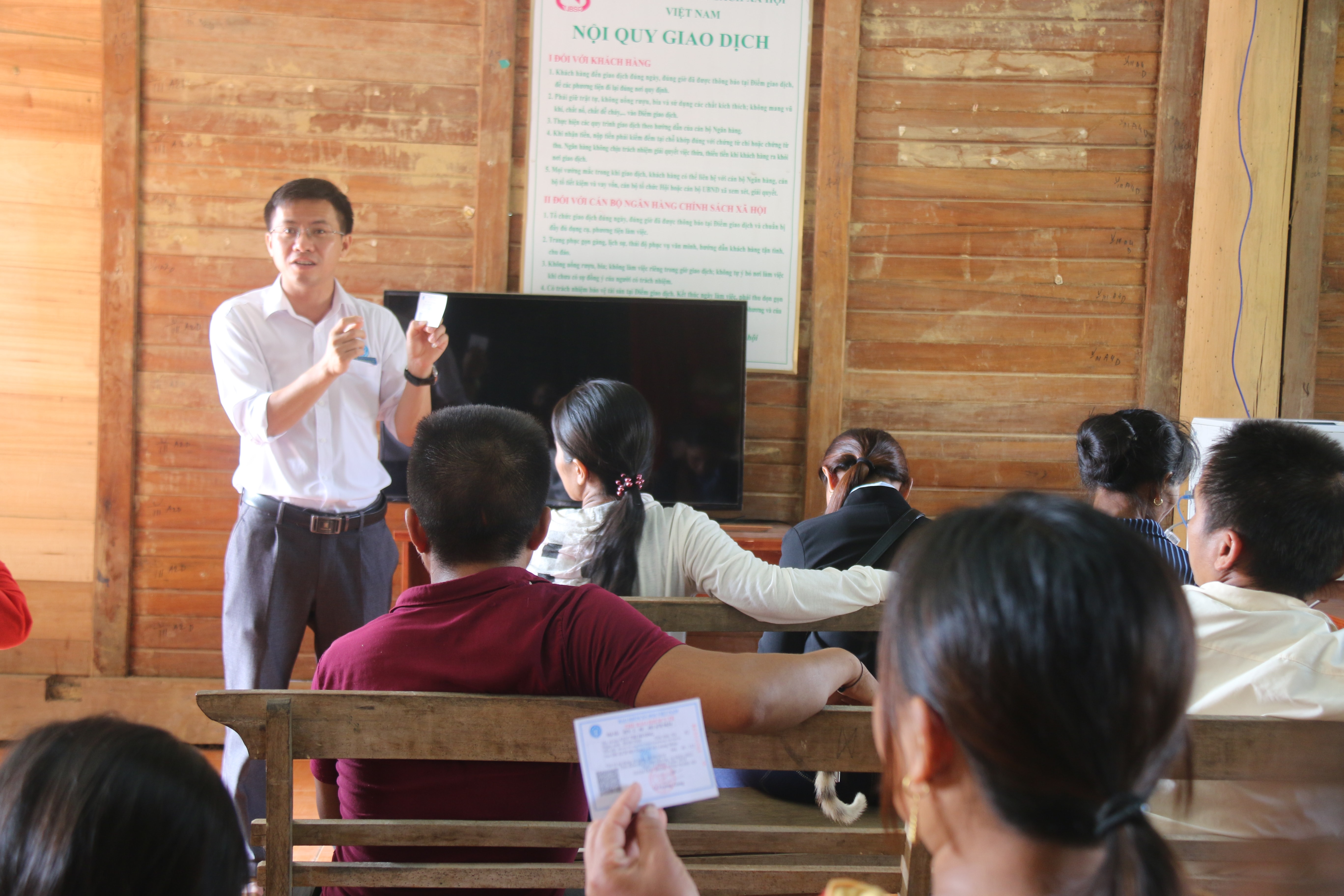 Cán bộ BHXH huyện Tương Dương tư vấn, giải thích cho bà con quyền lợi BHYT được hưởng. Ảnh: PV