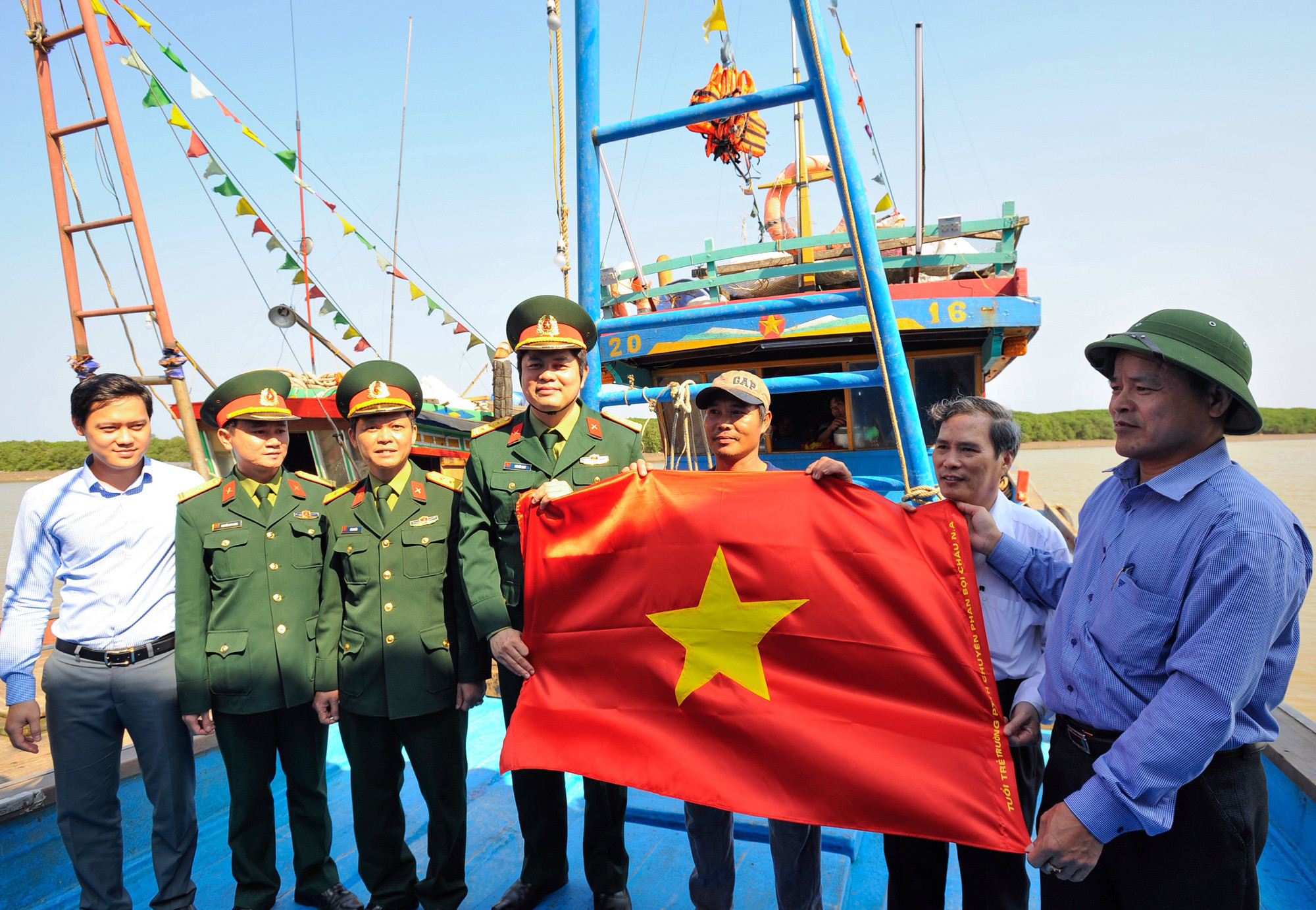 Bộ Chỉ huy Quân sự tỉnh tặng cờ Tổ quốc cho ngư dân huyện Diễn Châu. Ảnh: Thanh Sơn