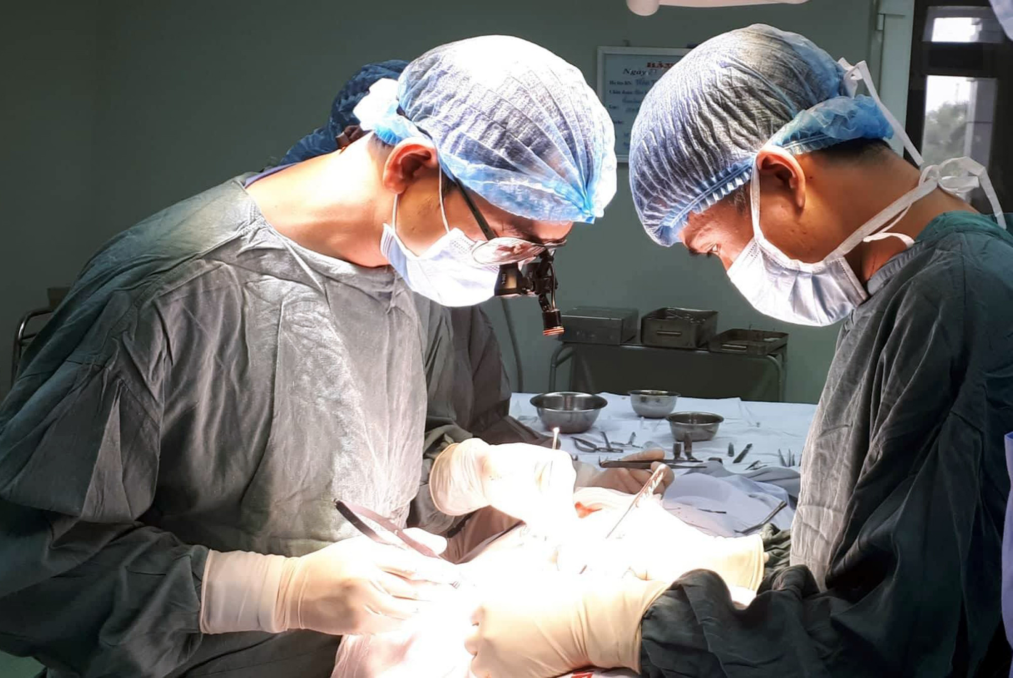 Các bác sĩ Bệnh viện HNĐK Nghệ An tiến hành phẫu thuật động mạch cảnh cho bệnh nhân. Ảnh: Hoàng Yến