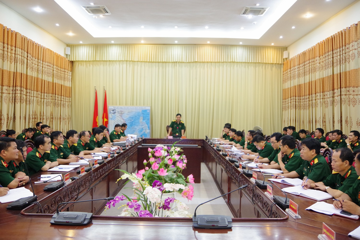 Đại tá Trần Văn Hùng, Ủy viên Ban thường vụ Tỉnh ủy, Chỉ huy trưởng Bộ CHQS tỉnh chủ trì hội nghị.
