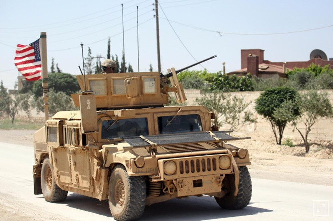 Một xe quân sự Mỹ ở ngoại ô thành phố Manbej, Syria /// Reuters