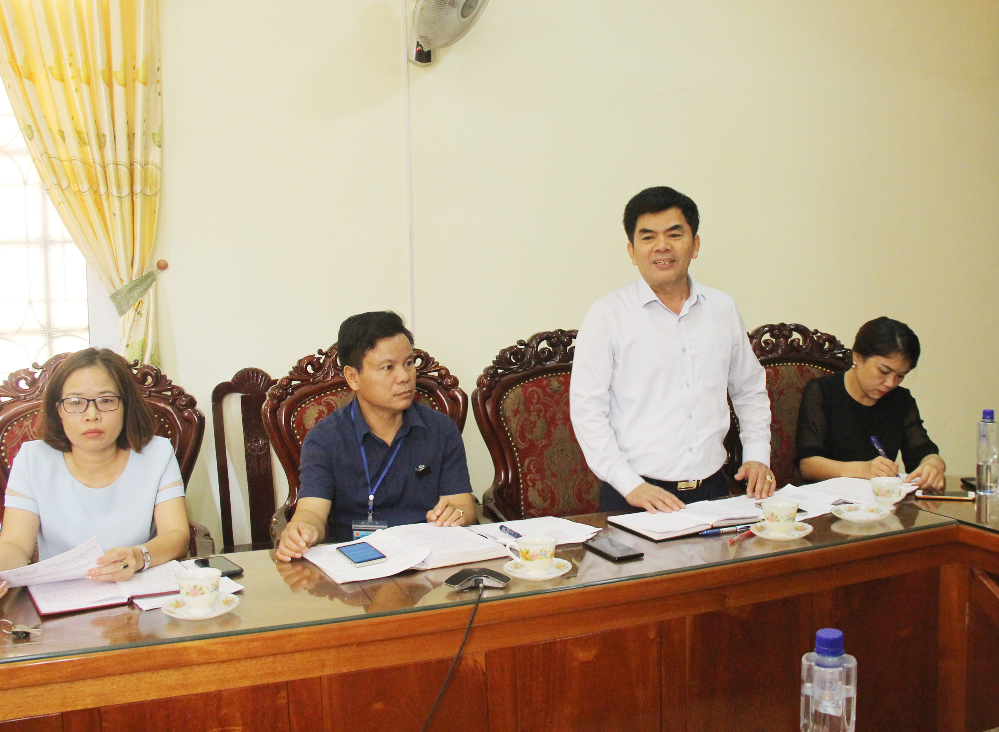 Phó Chủ tịch UBND thị xã Phạm Văn Thạch đề nghị tỉnh cần hỗ trợ thị xã trong việc giải quyết một số vướng mắc trong cấp, cấp đổi GCNQSDĐ. Ảnh: Minh Chi