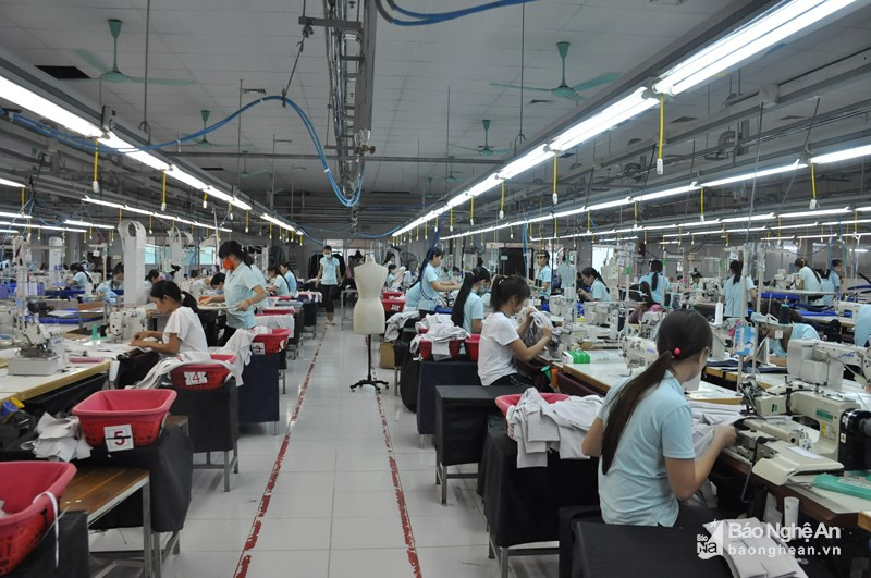 Sản xuất tại Công ty may xuất khẩu ở CCN thị trấn Yên Thành. Ảnh tư liệu