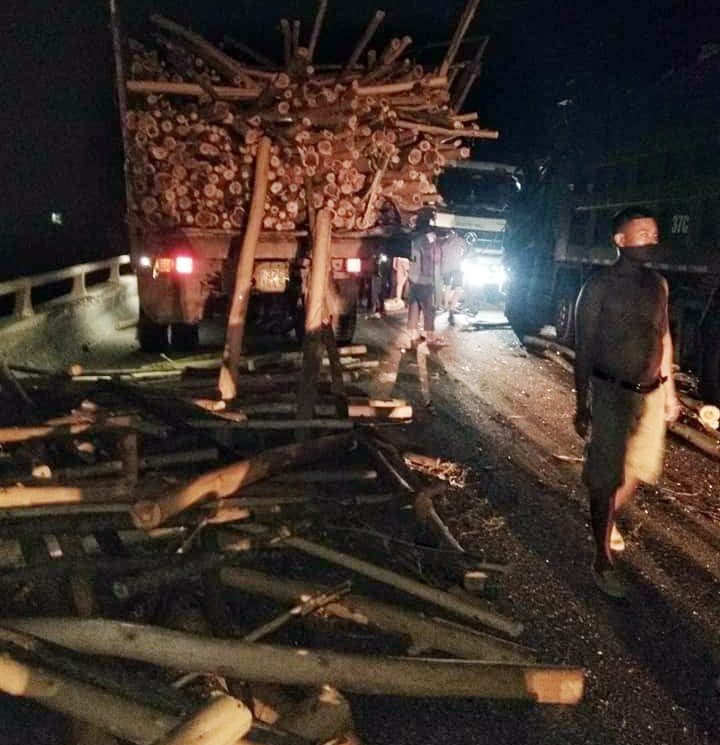 Keo trên xe tải đổ tràn ra đường. Ảnh: Nguyễn Trần