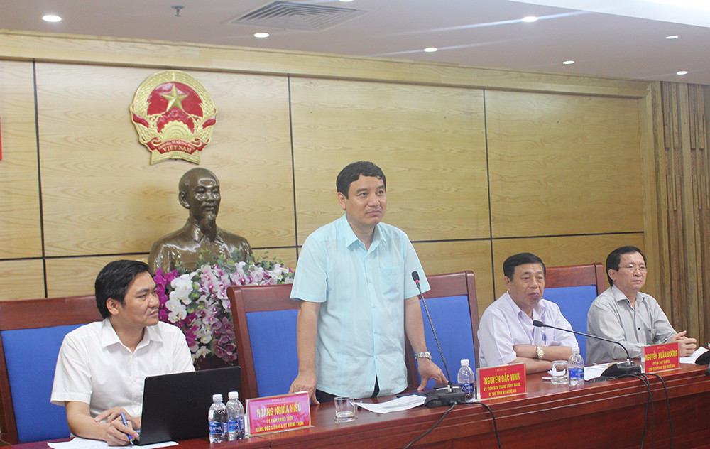 Bí thư Tỉnh ủy Nguyễn Đắc Vinh yêu cầu các địa phương tổ chức ứng trực 24/24h. Ảnh: Phú Hương