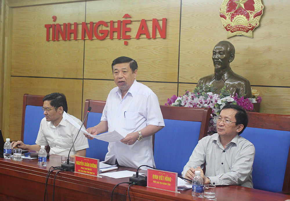 Chủ tịch UBND tỉnh Nguyễn Xuân Đường yêu cầu các địa phương khẩn trương triển khai phòng chống bão. Ảnh: Phú Hương