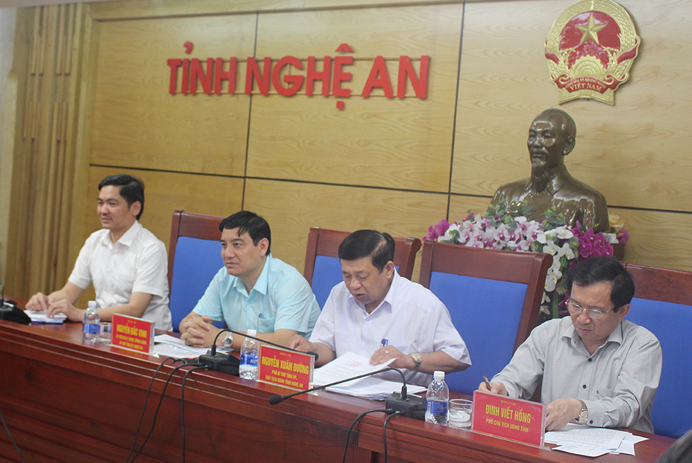 Các đồng chí lãnh đạo tỉnh tham gia họp trực tuyến. Ảnh: Phú Hương