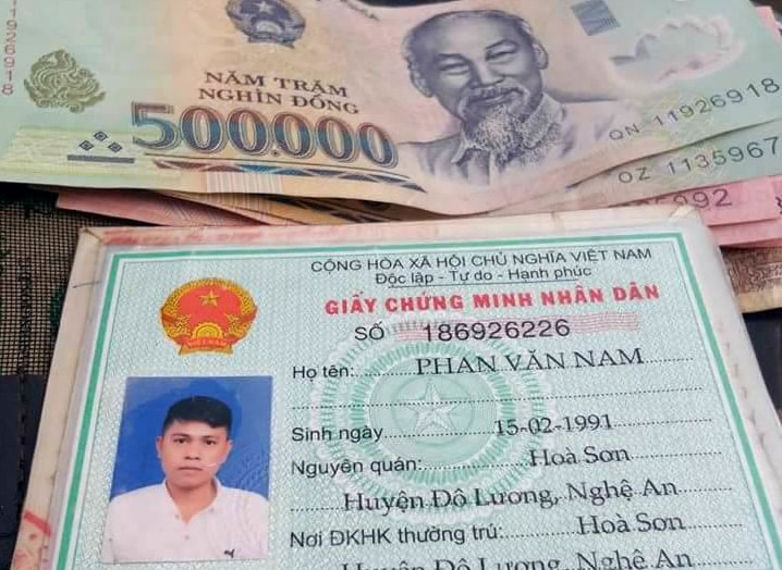 Số tiền cùng toàn bộ giấy tờ quan trọng của anh Phan Văn Nam khi bị mất và đã được nhận lại. Ảnh: Hùng Cường