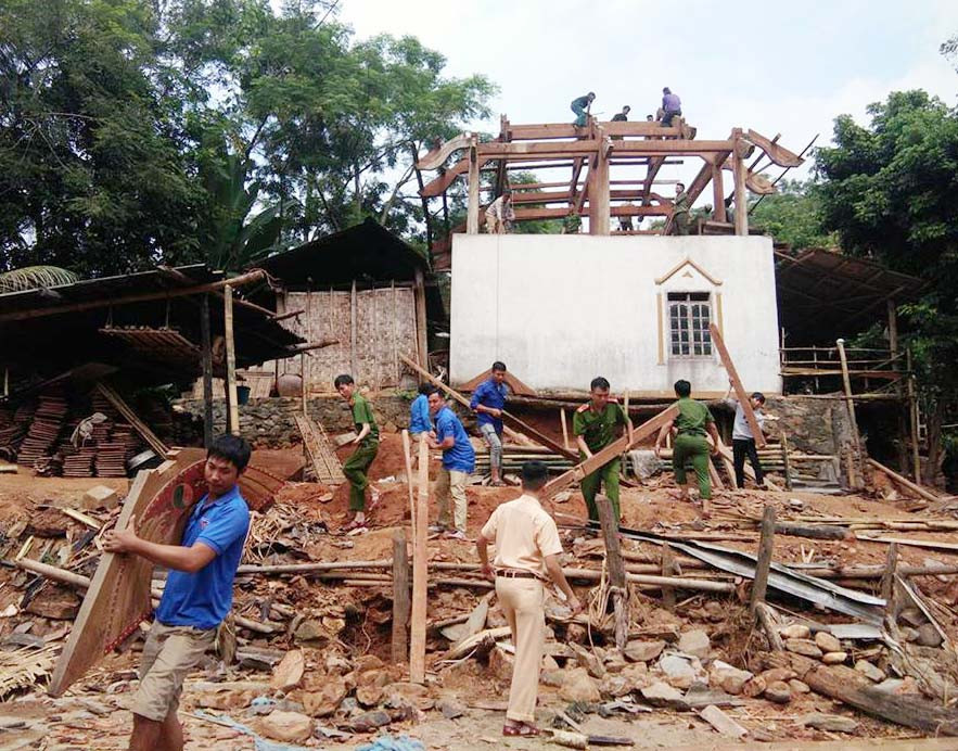 ĐVTN huyện Tương Dương giúp người dân bản Minh Phương (Lượng Minh) tháo dỡ nhà cửa, đảm bảo an toàn trướ nguy cơ sạt lở và bị nước cuốn trôi. Ảnh: Công Kiên