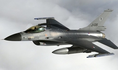 Máy bay F-16 của Hà Lan trong một cuộc tập trận trên Biển Bắc tháng 9/2009. Ảnh: US Airforce.