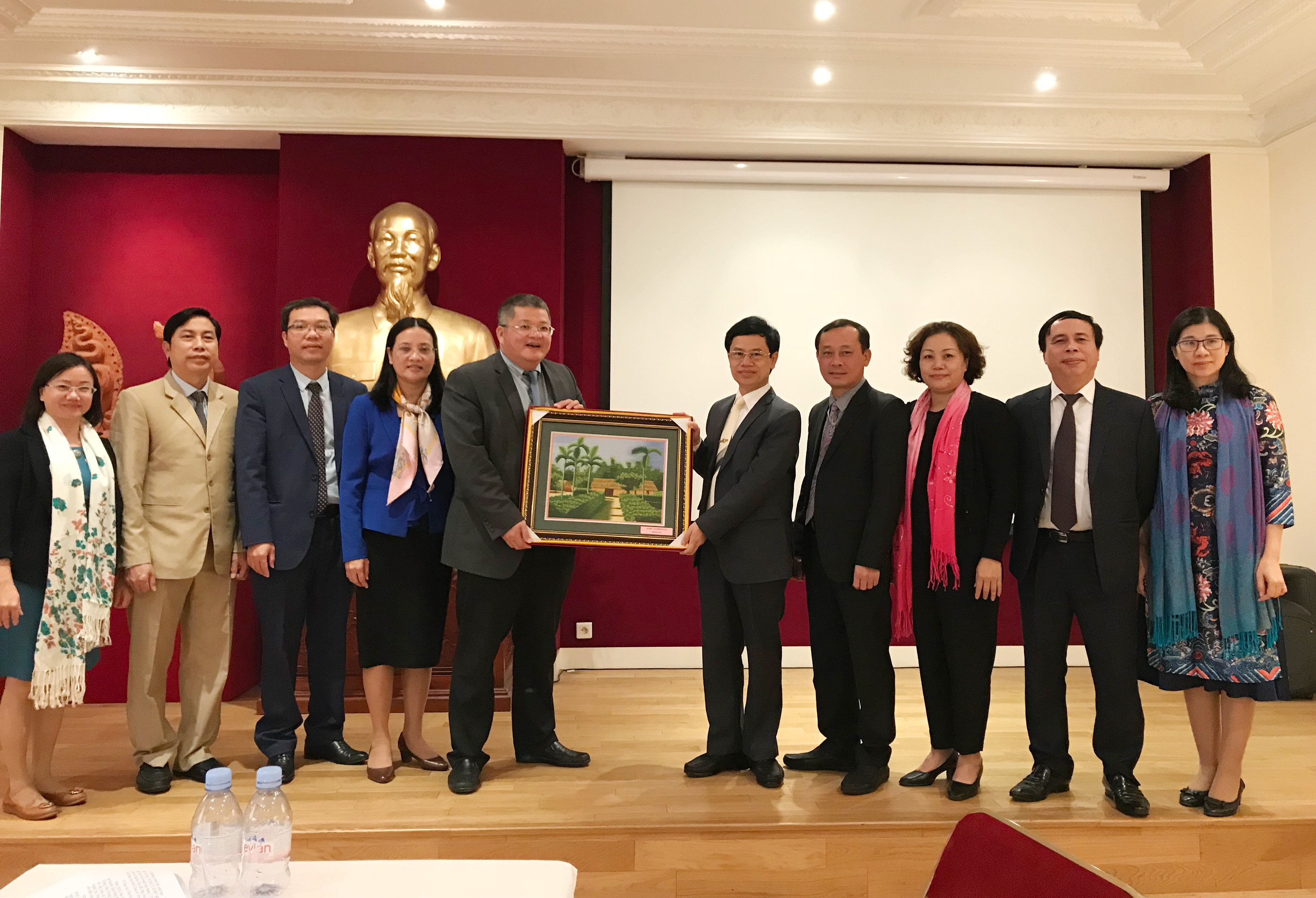 Đoàn công tác tỉnh Nghệ An tặng quà lưu niệm cho Đại sứ quán Việt Nam tại Pháp. Ảnh Ánh Huế