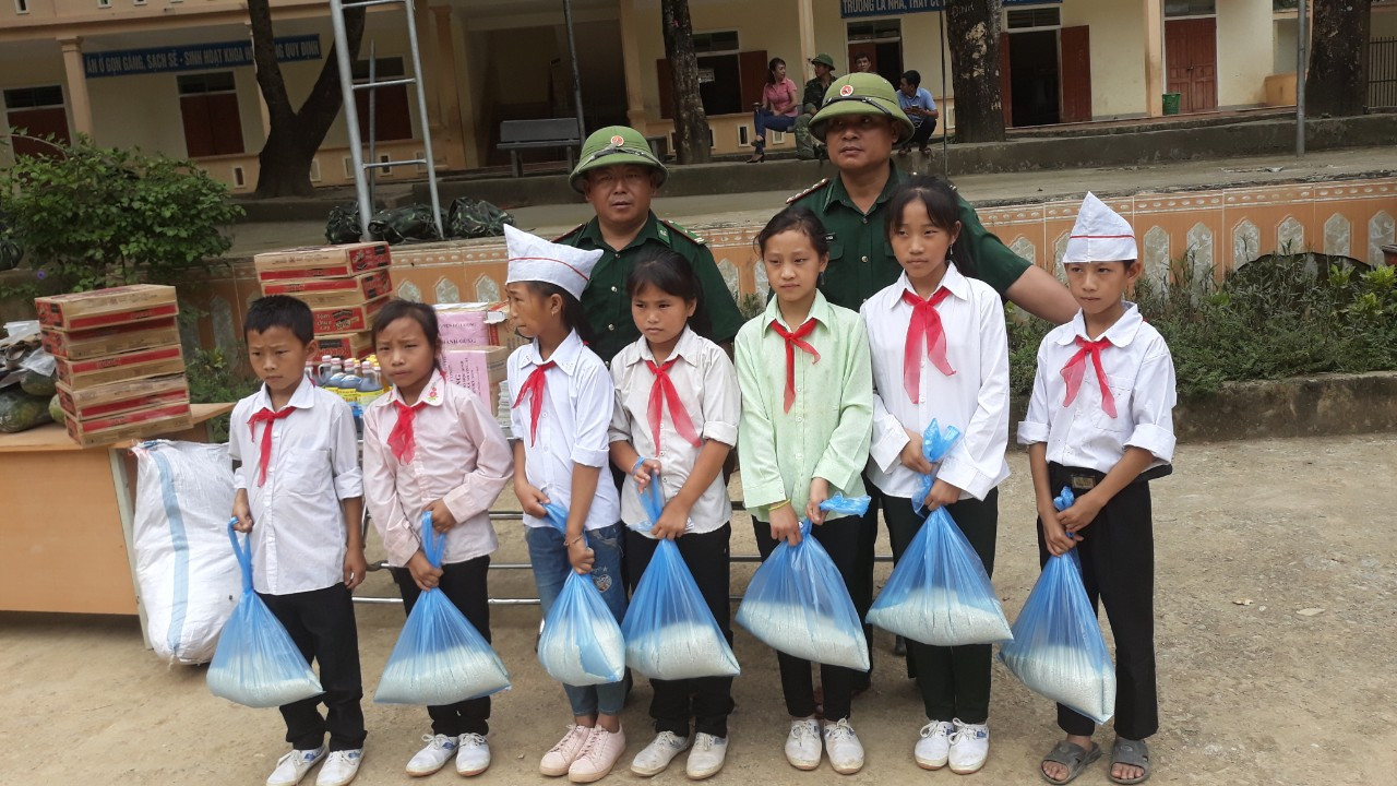tặng quà cho các em học sinh trường Tiểu học và Trung học cơ sở dân tộc bán trú Nậm Típ, huyện Kỳ Sơn.