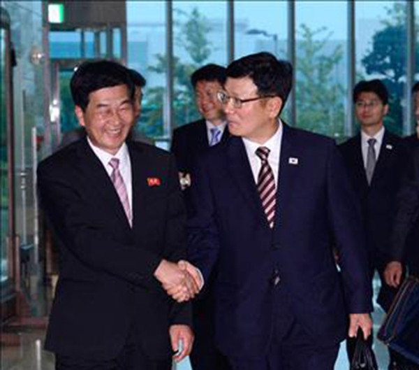 Thư ký Tổng thống Hàn Quốc phụ trách vấn đề thống nhất Suh Ho (phải) và người đồng cấp Triều Tiên Pak Chul-su trong cuộc gặp tại Kaesong (Triều Tiên). Ảnh tư liệu: AFP/TTXVN
