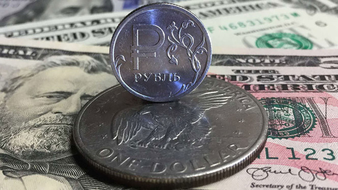 Đồng rúp Nga và đồng USD của Mỹ /// AFP