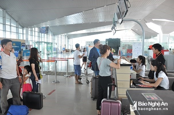 Hành khách làm thủ tục tại sân bay Vinh. Ảnh tư liệu