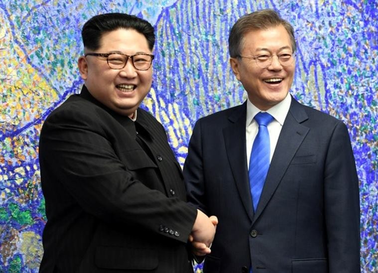 Nhà lãnh đạo Triều Tiên Kim Jong-un (trái) và Tổng thống Hàn Quốc Moon Jae-in. Ảnh: Reuters