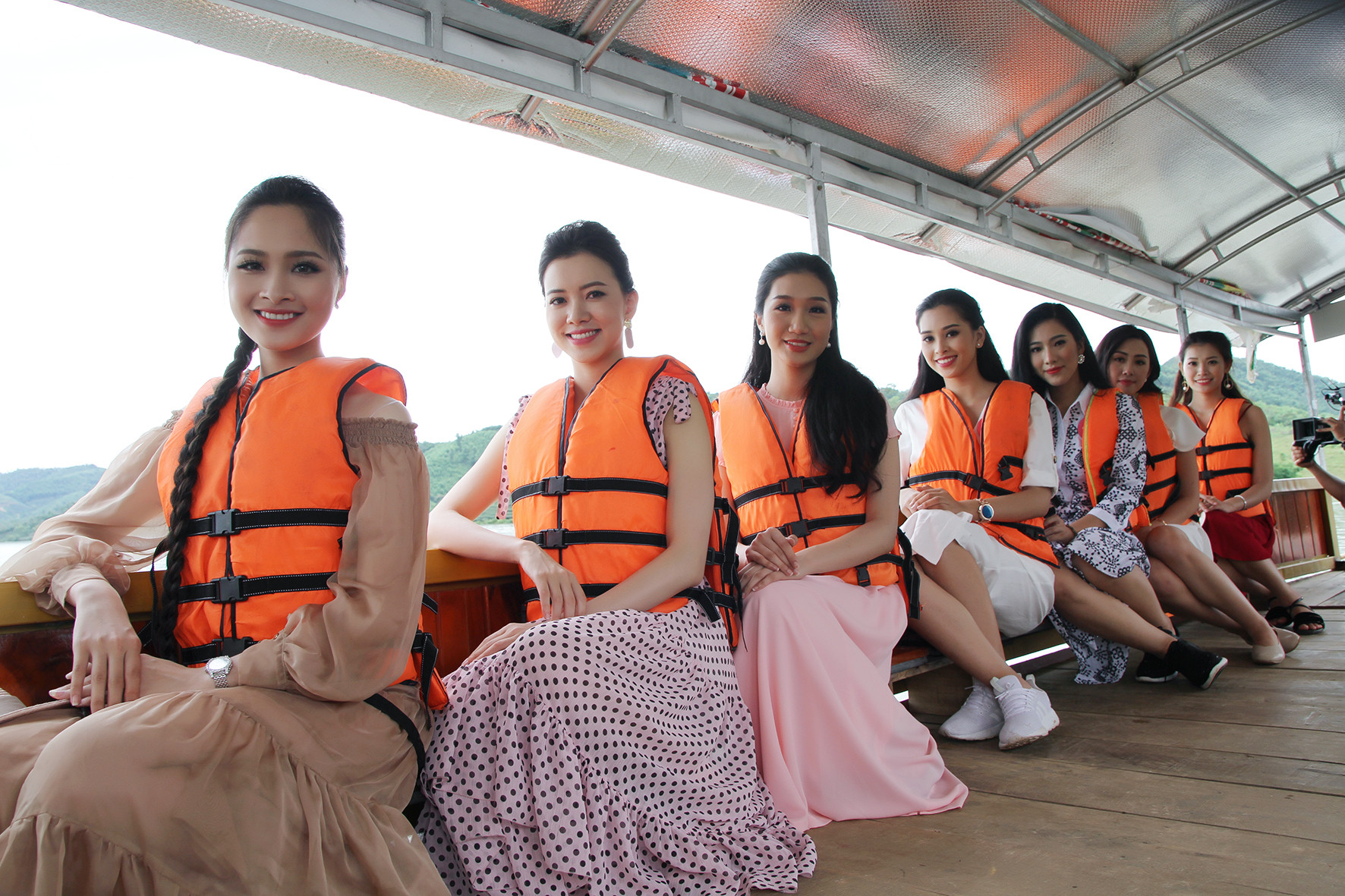 Các người đẹp Hoa hậu Việt Nam 2018 trên thuyền đi tham quan đảo chè. Ảnh: Sách Nguyễn