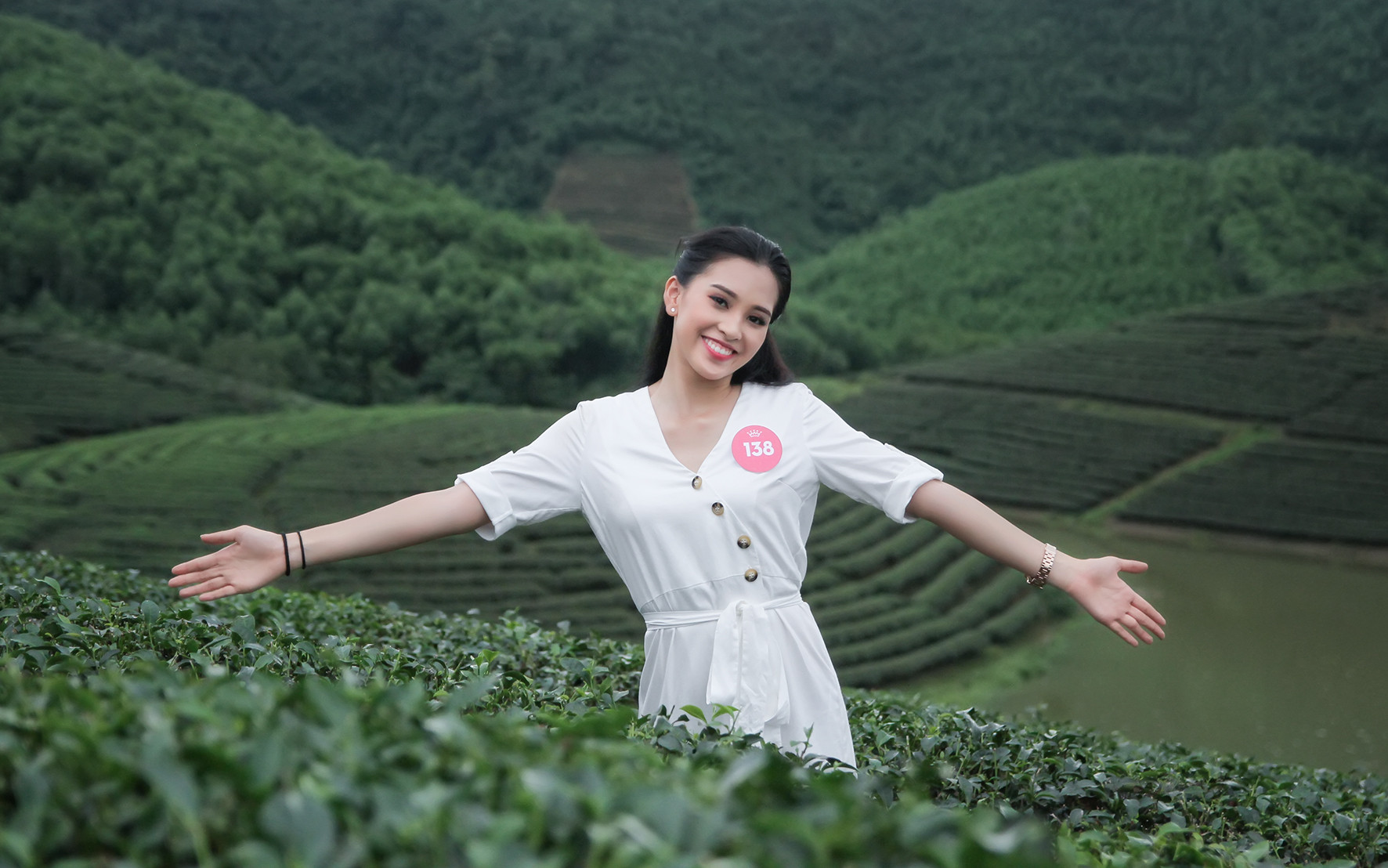 Tân Hoa hậu Việt Nam 2018 Trần Tiểu Vy đã ghi dấu những hình ảnh khoe sắc rạng rỡ ở địa điểm du lịch nổi tiếng này của xứ Nghệ. Ảnh: Sách Nguyễn