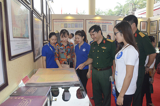 Cán bộ chiến sỹ Quân khu IV và đông đảo học sinh sinh viên tham quan triễn lãm. Ảnh Thanh Lê