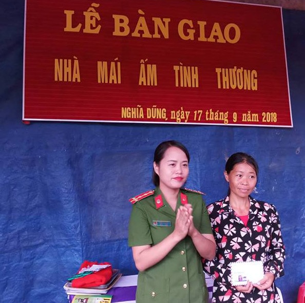 bàn giao nhà “Mái ấm tình thương” cho hộ gia đình chị Vi Thị Hồng, sinh năm 1982, trú tại xóm Đồng Thờ, xã Nghĩa Dũng