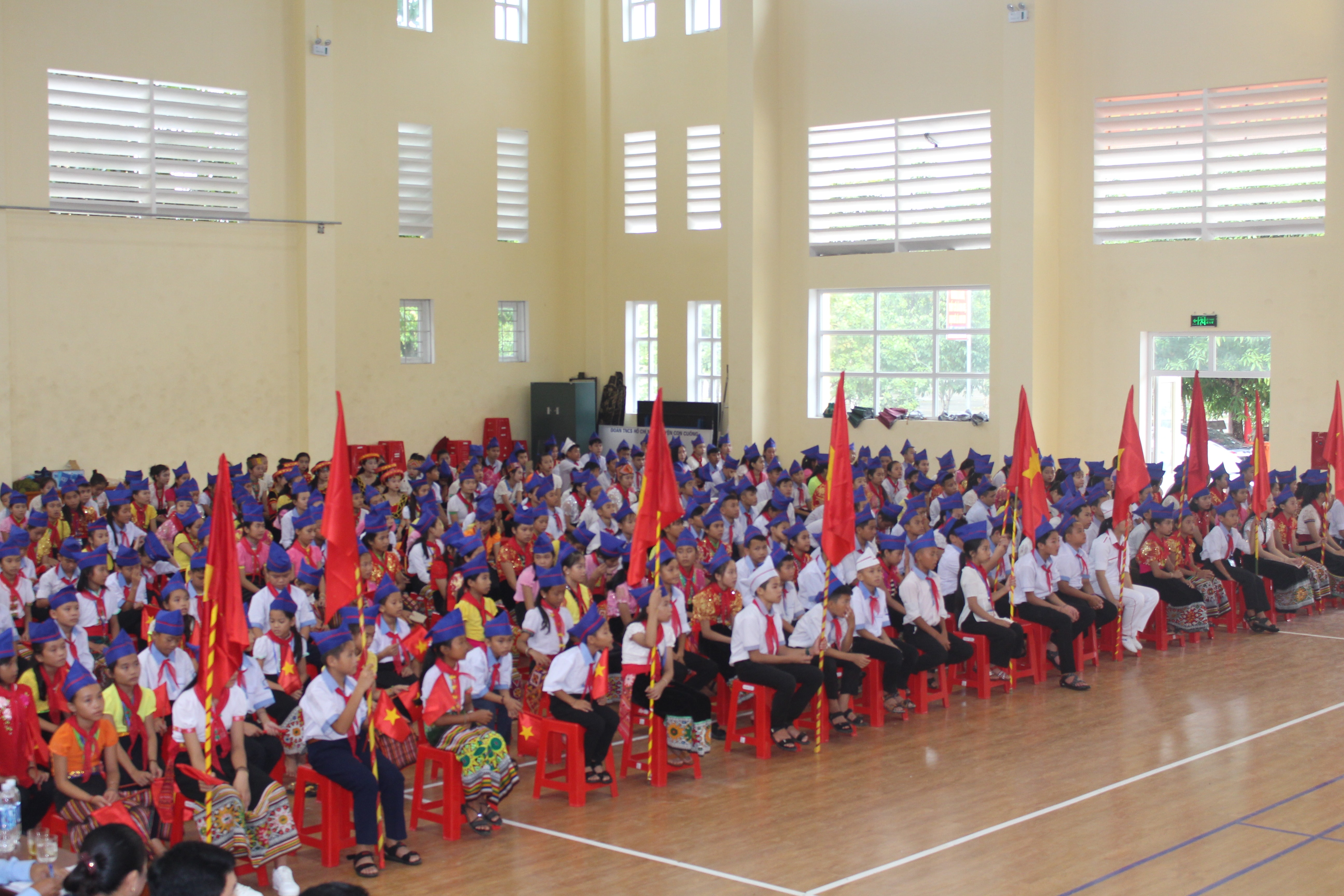 300 học sinh nhà trường dụ lễ khai giảng năm học mới. Ảnh: Hạnh- Hậu