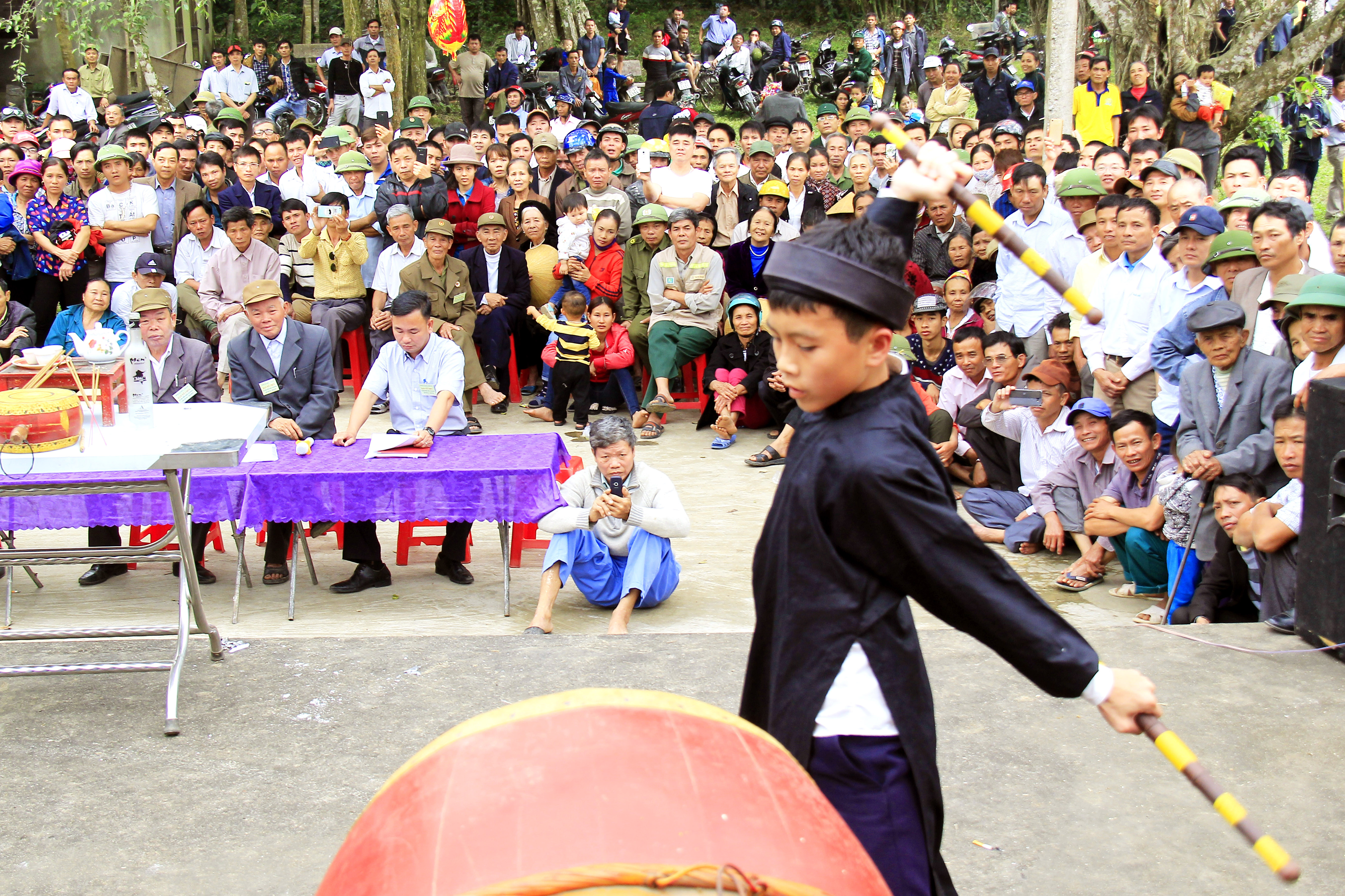 Nghệ nhân nhí Thái Hữu Tuấn 13 tuổi ở Xuân Thành (Yên Thành) biễu diễn giao lưu trống tế lễ tại lễ hội Đền Đức Hoàng (Yên Thành). Ảnh Trần Cảnh Yên