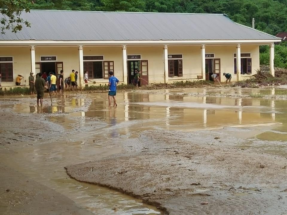 quang cảnh trường sau lũ.