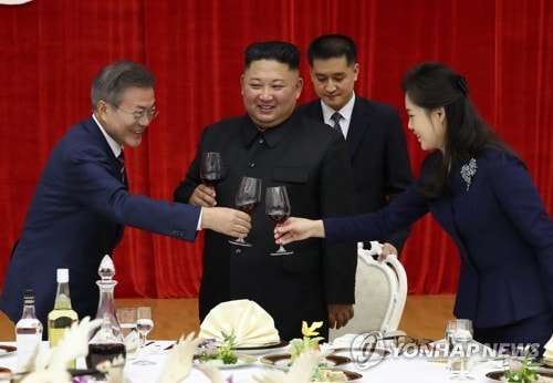 Tổng thống Hàn Quốc Moon Jae-in tại tiệc chiêu đãi tối với Nhà lãnh đạo Kim Jong-un và phu nhân. Ảnh: Yonhap