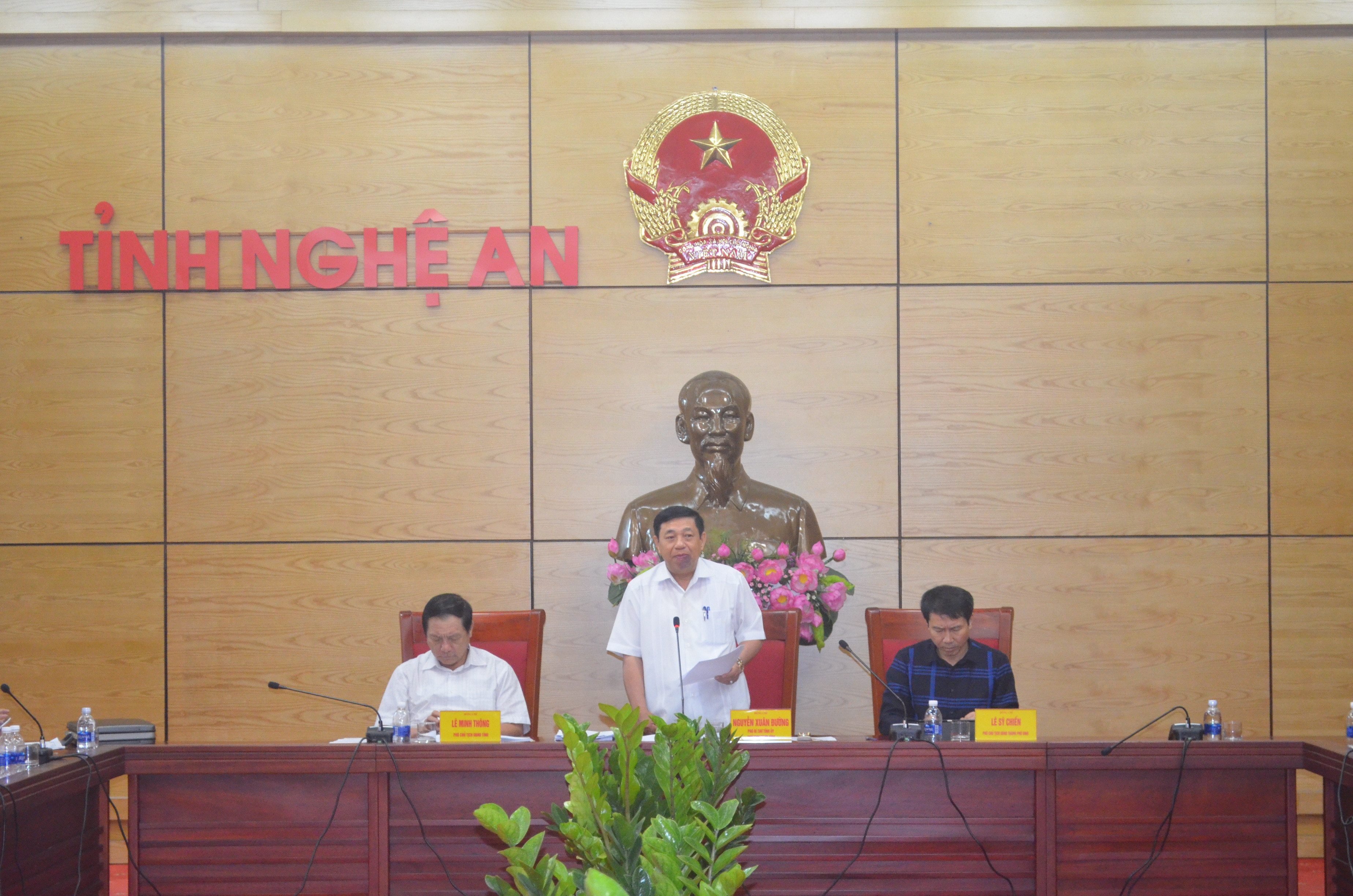 Chủ tịch UBND tỉnh Nguyễn Xuân Đường kết luận buổi làm việc. Ảnh: Nhật Lân.