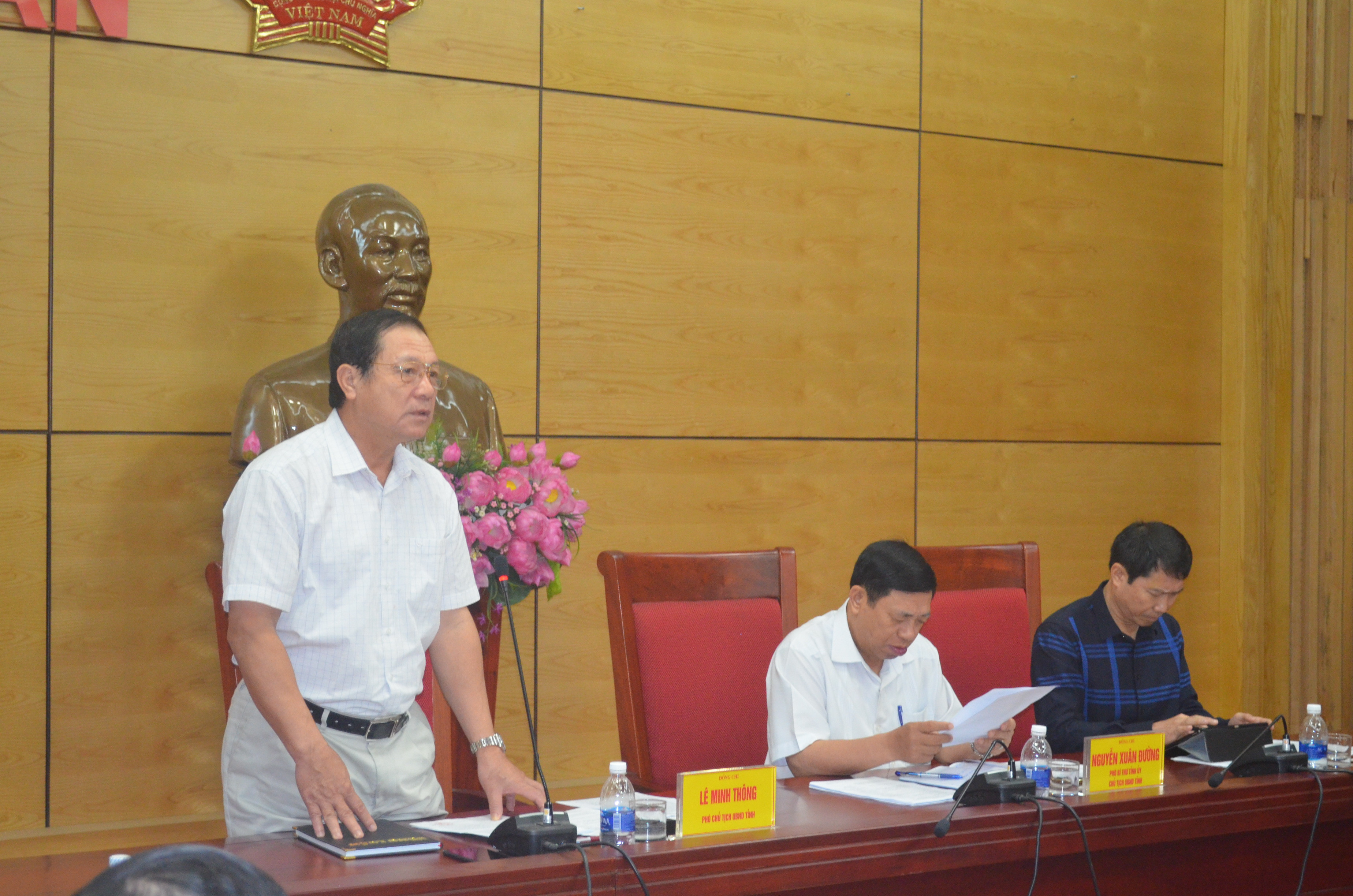 Phó Chủ tịch UBND tỉnh Lê Minh Thông phát biểu tại cuộc họp. Ảnh: Nhật Lân.