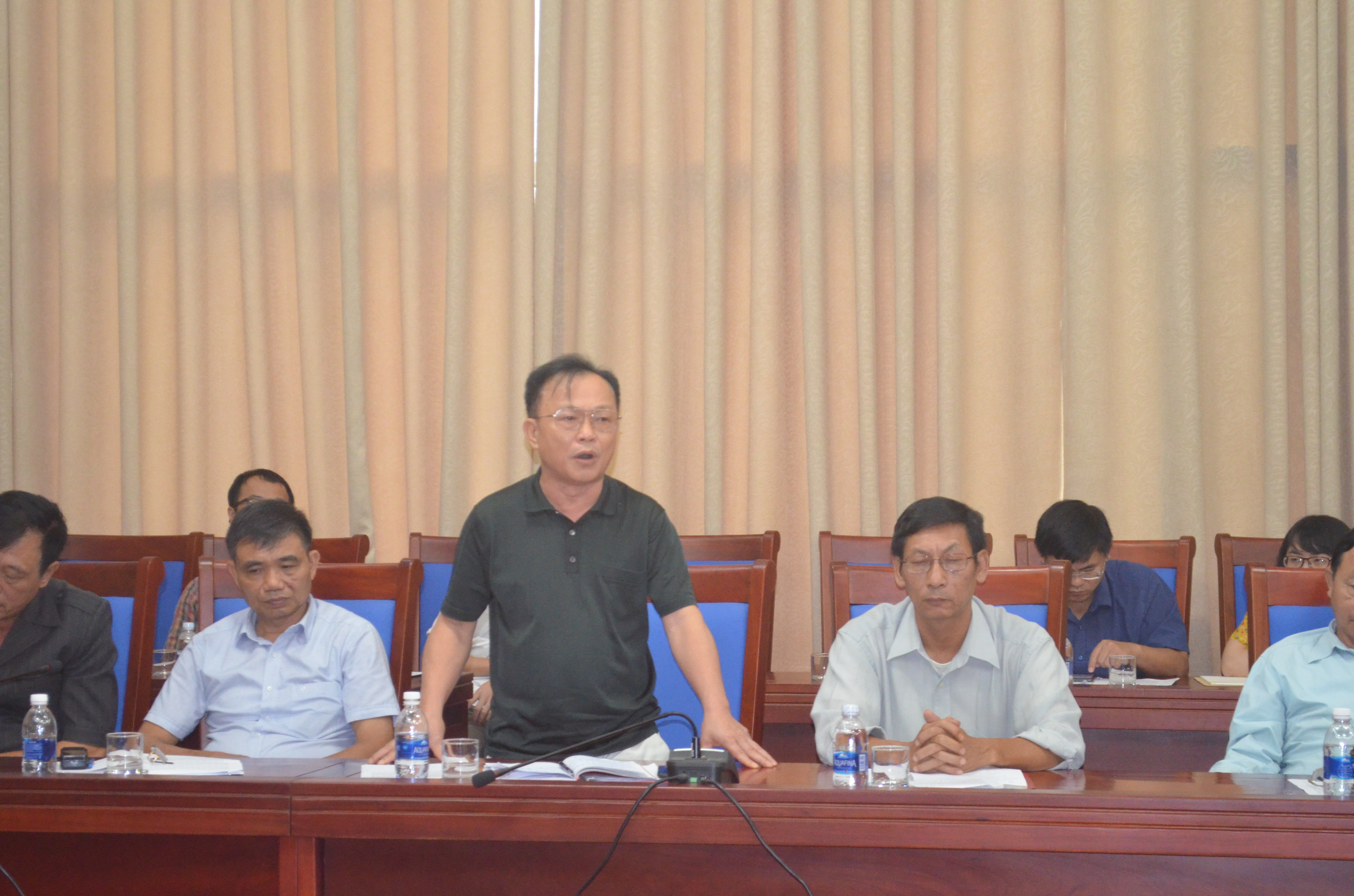 Bí thư Đảng ủy xã Nghi Phú, ông Trần Ngọc Chí phát biểu tại buổi làm việc. Ảnh: Nhật Lân.