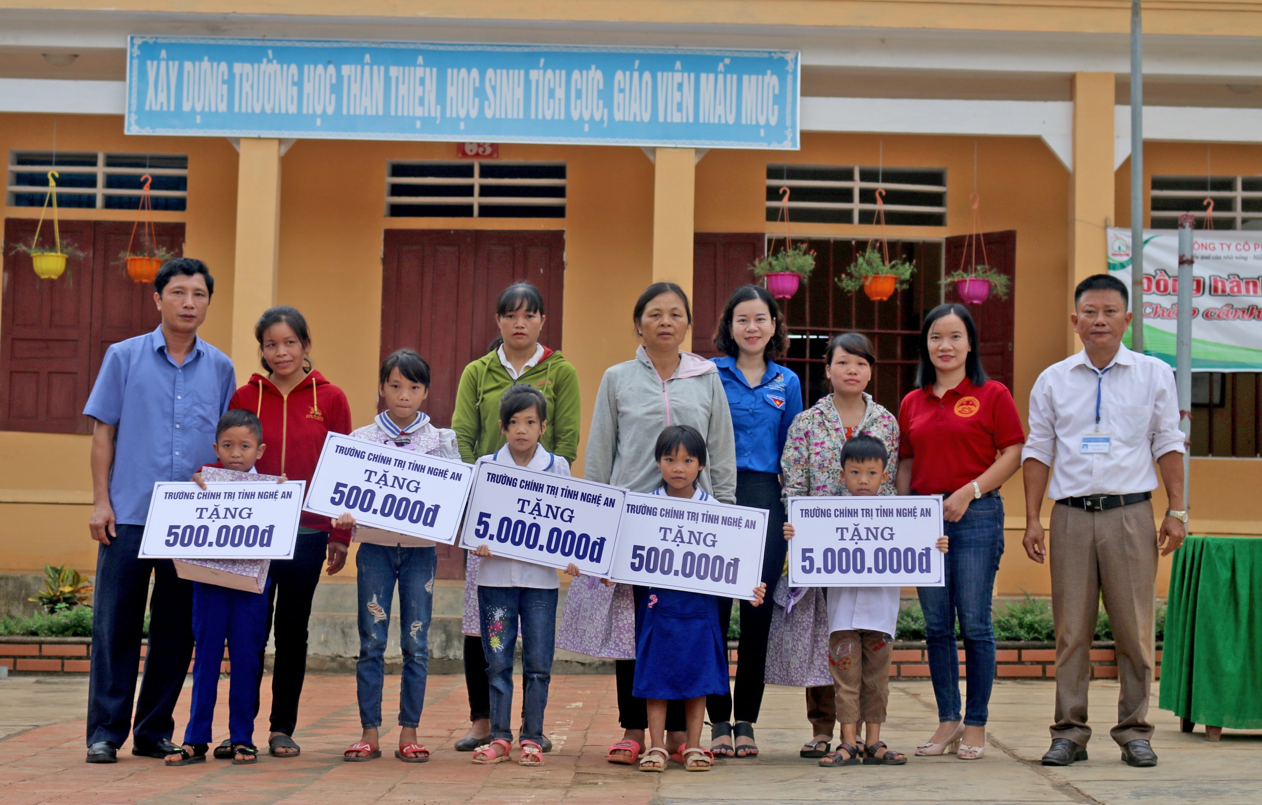 bna_Đồng chí Nguyễn Mỹ Tặng - Phó Hiệu trưởng và các đồng chí đại diện Công đoàn, Đoàn Thanh niên Trường Chínhtrị Nghệ An tặng quà cho các c ém học sinh