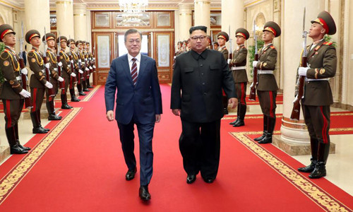 Lãnh đạo Triều Tiên Kim Jong-un và Tổng thống Hàn Quốc Moon Jae-in tại trụ sở của Ủy ban Trung ương đảng Lao động Triều Tiên tại Bình Nhưỡng hôm nay. Ảnh: Reuters.